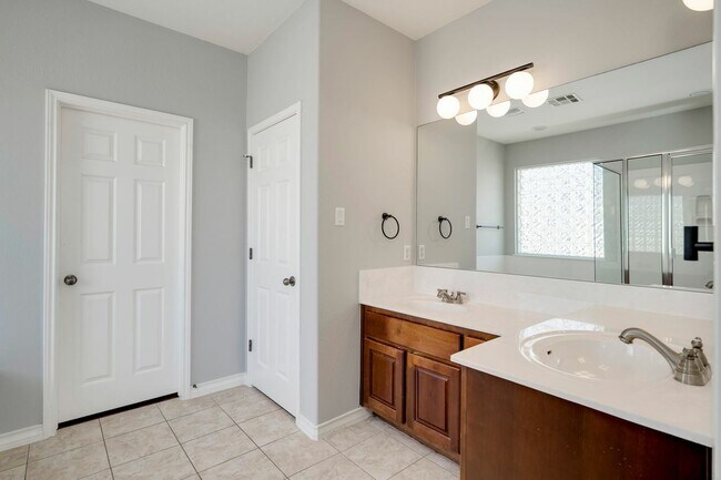 Building Photo - 2916 Alsatia Dr