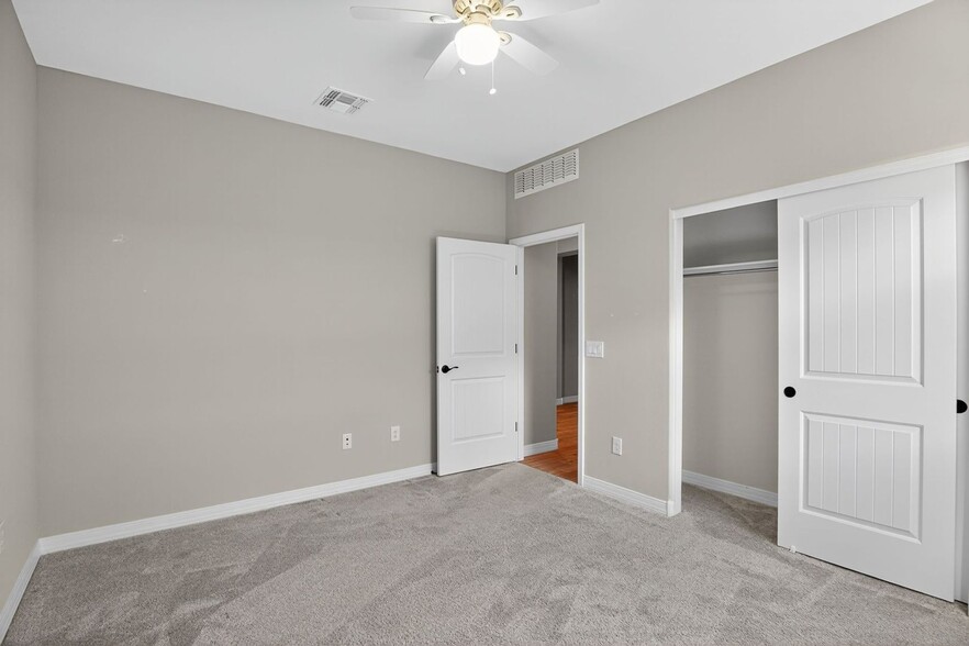Building Photo - 13861 E Red Oaks Dr