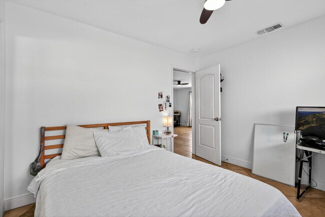 Building Photo - 4540 SW 28th Terrace