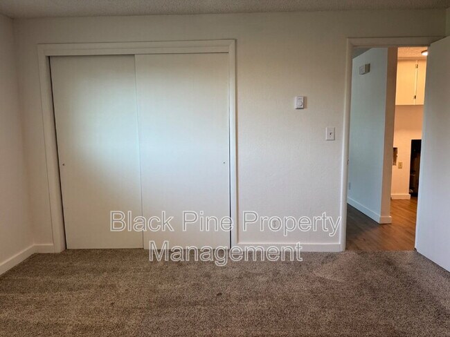 Building Photo - 137 Davis Ave