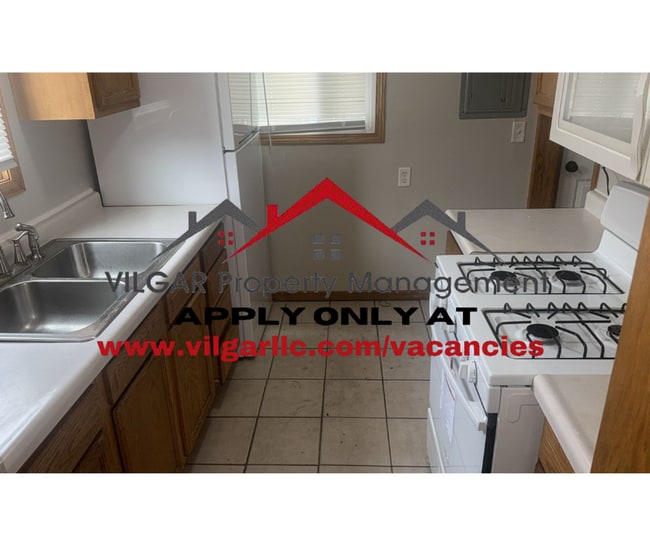 Building Photo - Step into comfort and style in this beauti...