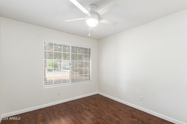 Building Photo - 831 N Swallow Ln