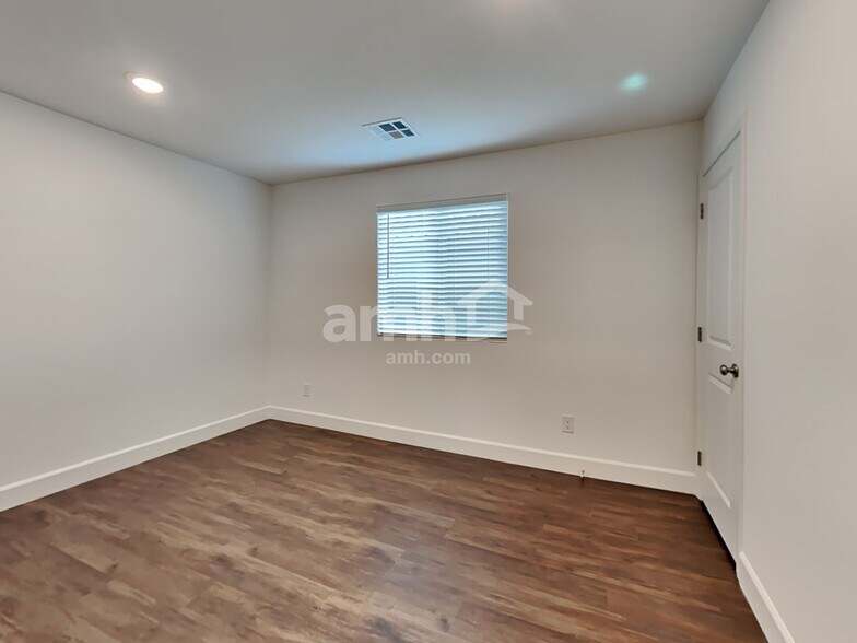 Building Photo - 136 Charmante Tulip Ln