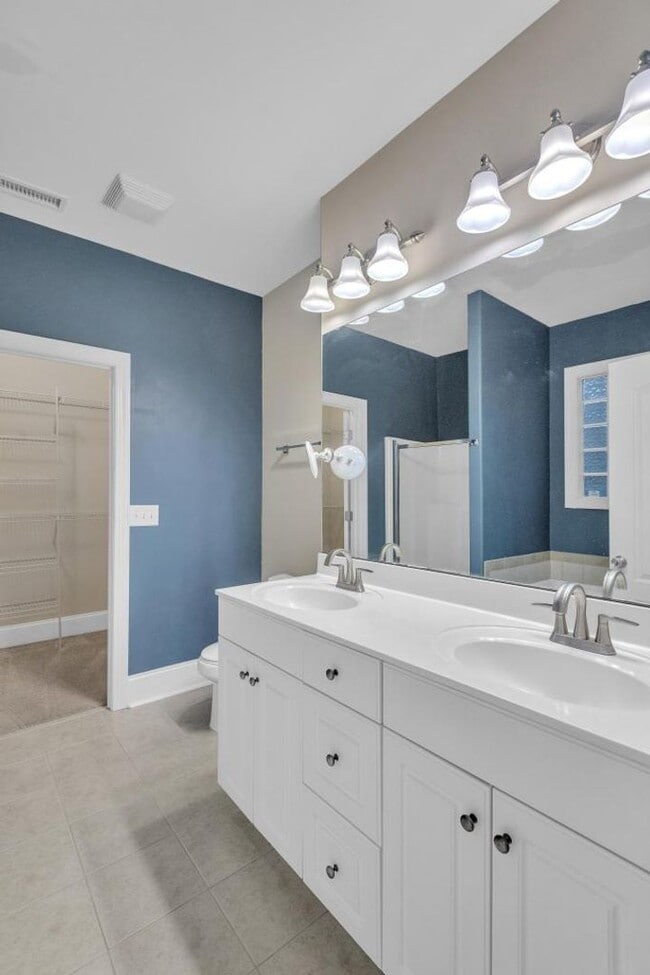 Building Photo - Great location between Wilmington and Jack...