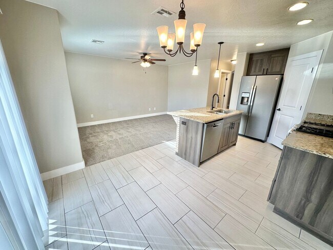 Building Photo - Desert Hills Gem!