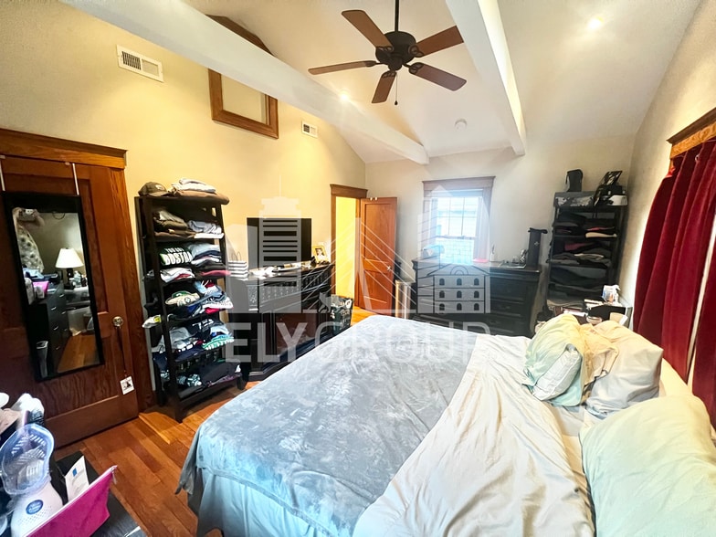 Building Photo - 230 Lake St