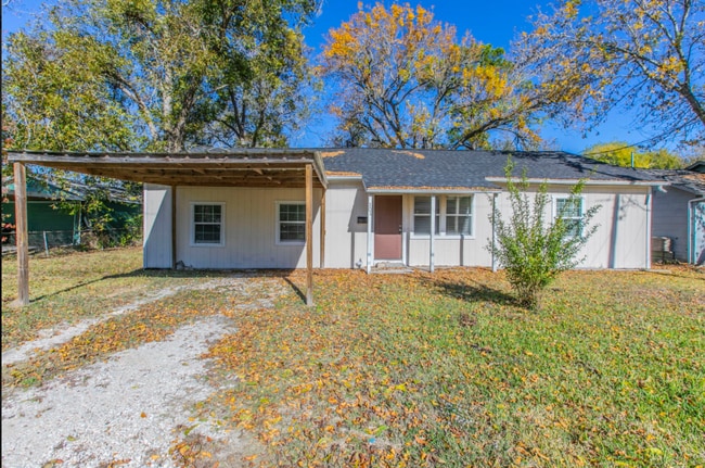 Building Photo - 301 E Dumble St