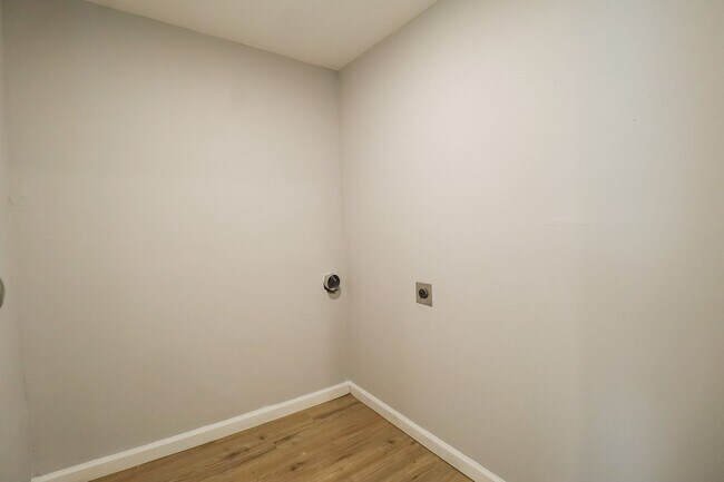 Building Photo - Beautifully Redone 3 Bedroom House! Available for Immediate Move in!