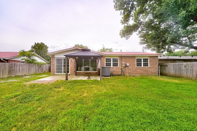 Building Photo - Updated 3-Bedroom Home with Spacious Backy...