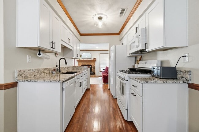 Building Photo - A gem in Knells Ridge!