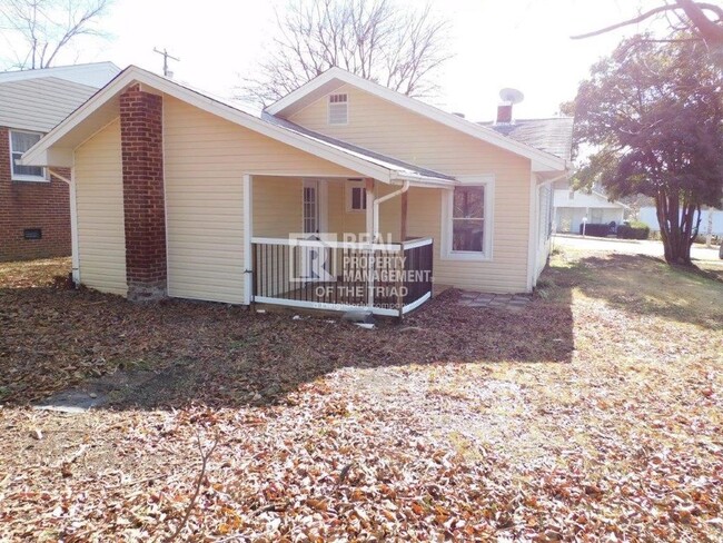 Primary Photo - *Move In Special* Cute 2 Bedroom/1 Bath Ho...