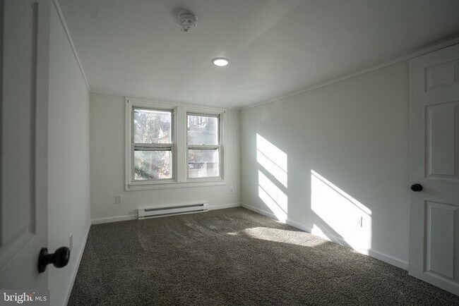 Building Photo - 729 Main St