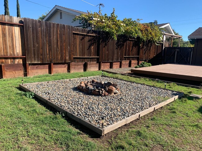 Building Photo - 3 bedroom 2 bath home with HUGE yard in Orangevale