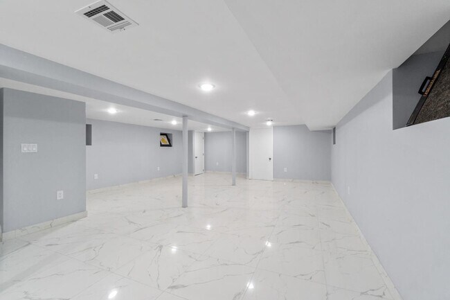 Building Photo - 170 W 10th St