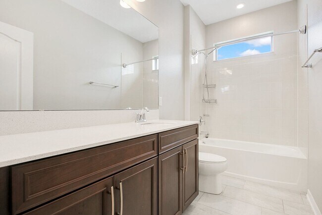 Building Photo - Spacious 4 Bed 3 Bath Home