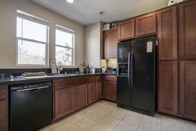 Building Photo - 3 Br SanElijoTownhome 2 car garage Granite...