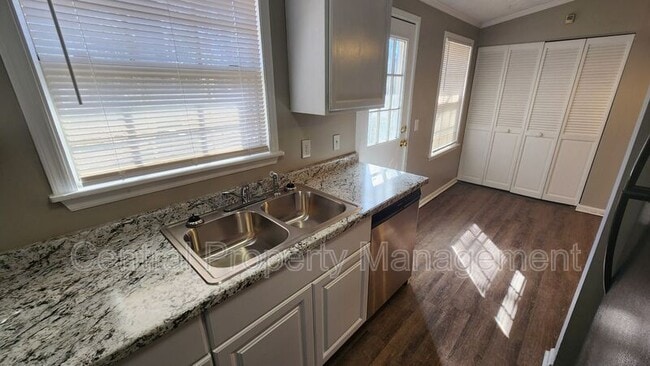 Building Photo - 300 Florence Dr