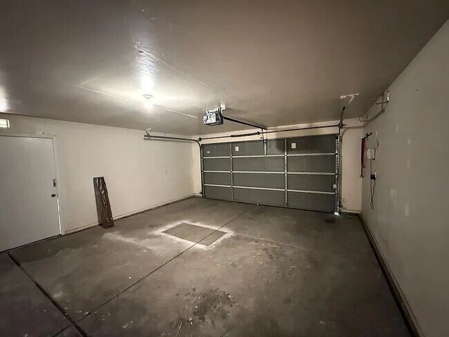 Building Photo - Beautiful 3 bedroom 2 bath home home in The Seasons!
