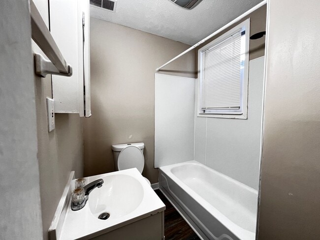 Building Photo - Charming 3 Bed and 1 Bath Home