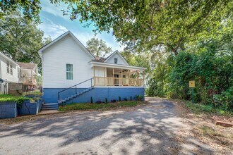 Building Photo - Spacious 3 Bedroom Home located in Histori...