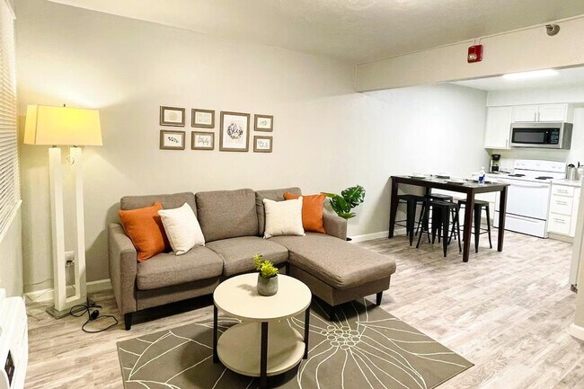 Primary Photo - 915 W Whittier Dr