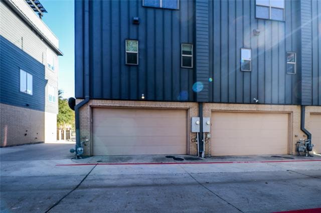 Building Photo - 3010 Zenia Dr