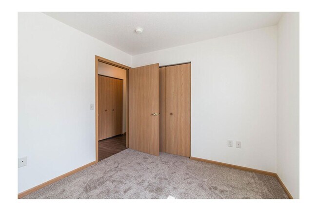 Building Photo - 4300 McKenzie Dr SE
