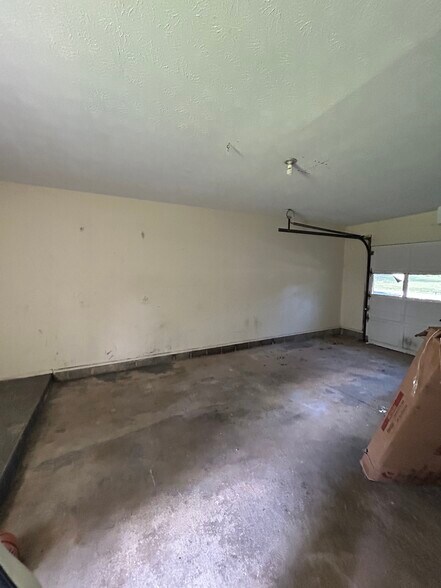 Building Photo - 4435 Maplepark Rd