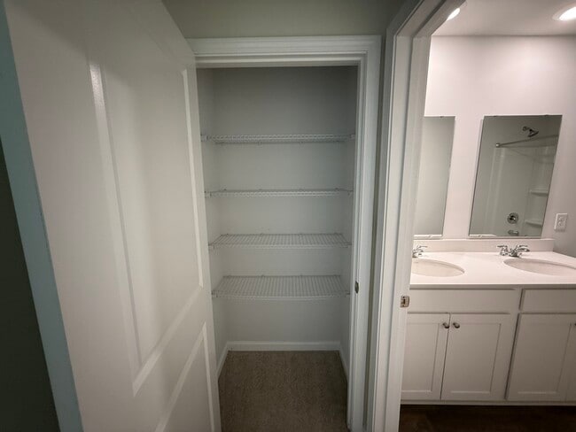 Building Photo - 341 Berring Ln