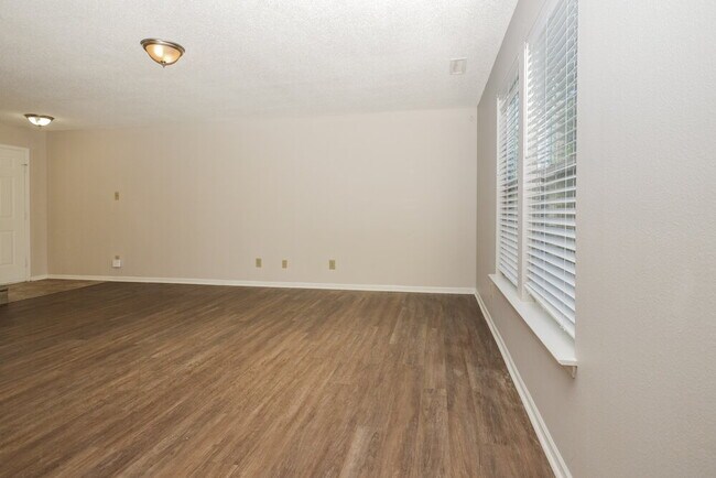 Building Photo - 1918 Dutch Elm Dr