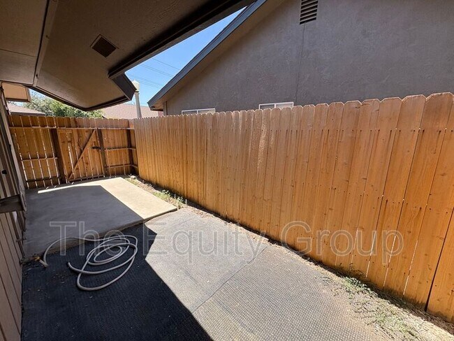 Building Photo - 811 W Arlen Ct