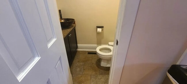 Building Photo - Charming 3 Bedroom