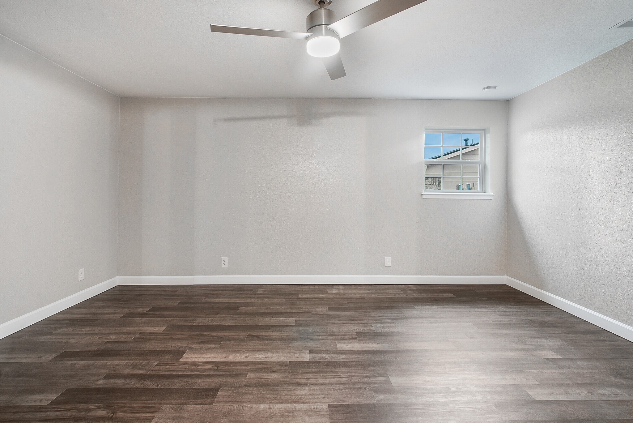 Building Photo - 813 S Valentine Dr