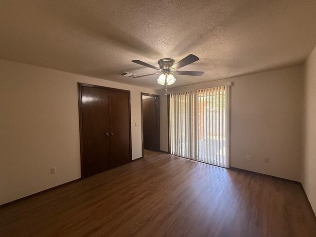 Building Photo - 1015 Swan Lake Ct