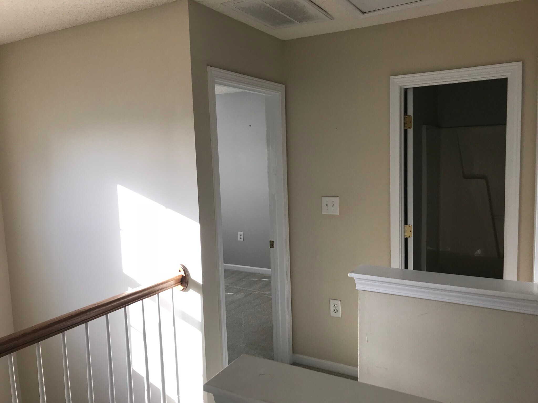 TOP OF STAIR LANDING LOOKING AT GUEST BATH AND BEDROOM 1 - 2808 Cougar Hill Ct