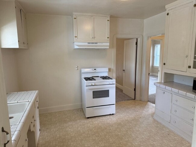 Building Photo - Rare 2 Bedroom Home Downtown Dixon *Star R...