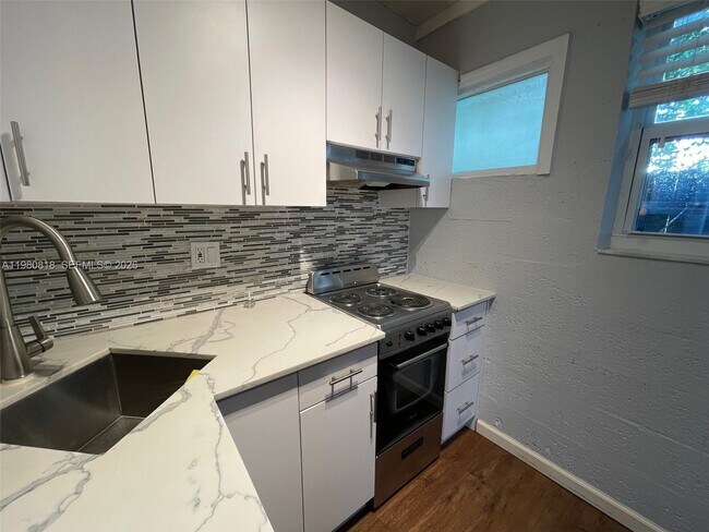 Building Photo - 305 NE 15th Ave