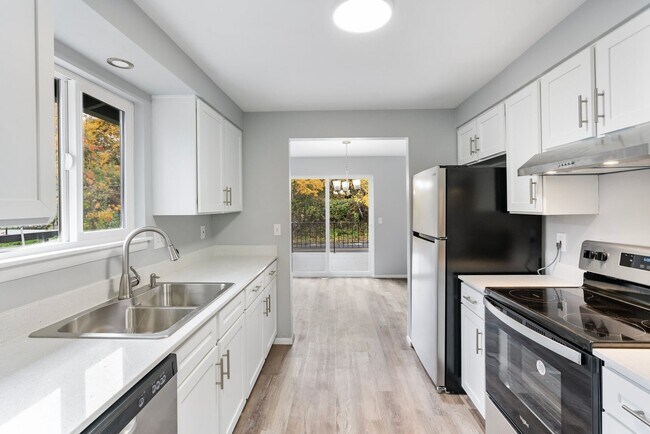 Building Photo - Charming, newly renovated West Linn apartment