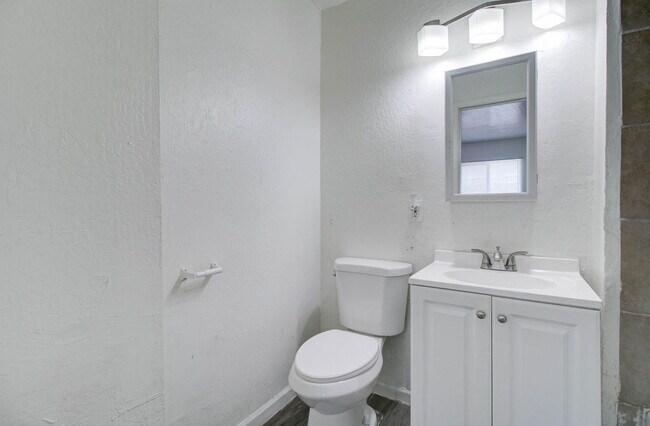 Building Photo - 1501 E Roosevelt St