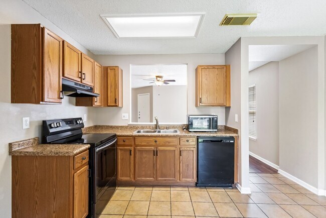 Building Photo - 2 Bedroom/ 1 Bath Bridgewood Subdivision