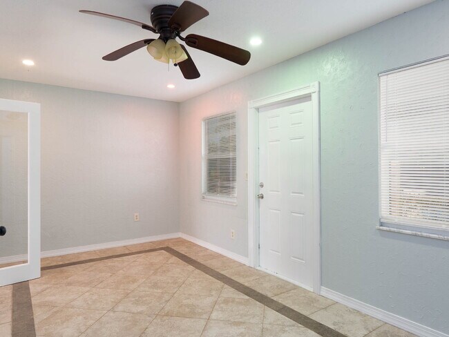 Building Photo - MOVE IN WITH ZERO DEPOSIT - UPDATED 3 BEDROOM HOME IN VENICE