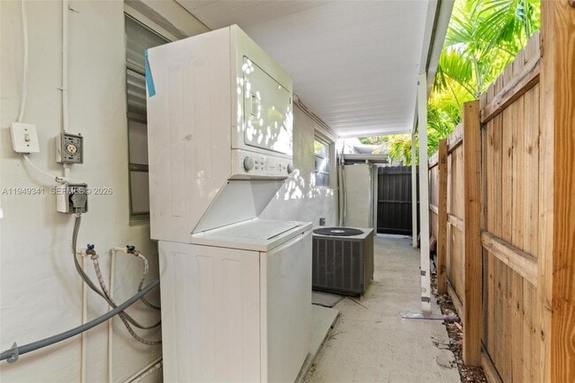 Building Photo - 3507 SW 25th Ter