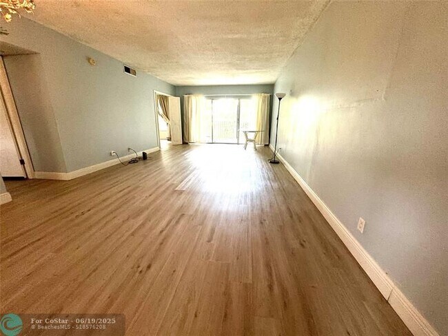 Building Photo - 3200 N Palm Aire Dr