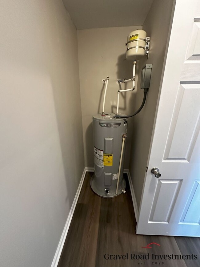 Building Photo - For Rent: Newly Remodeled 3 Bedroom / 1 Bath Home