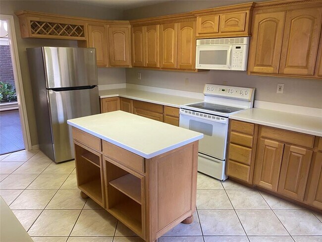 Building Photo - 7447 Cambridge St