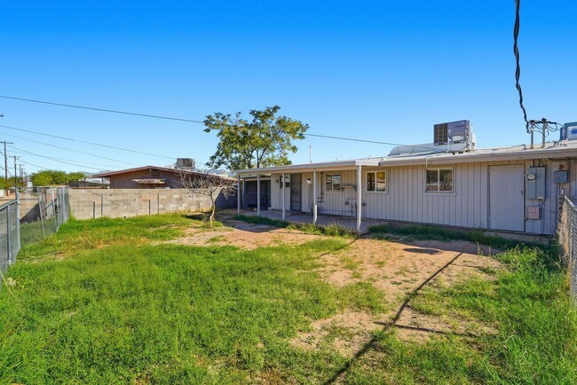 Building Photo - Beautifully Remodeled Home in a Central Tucson Location!