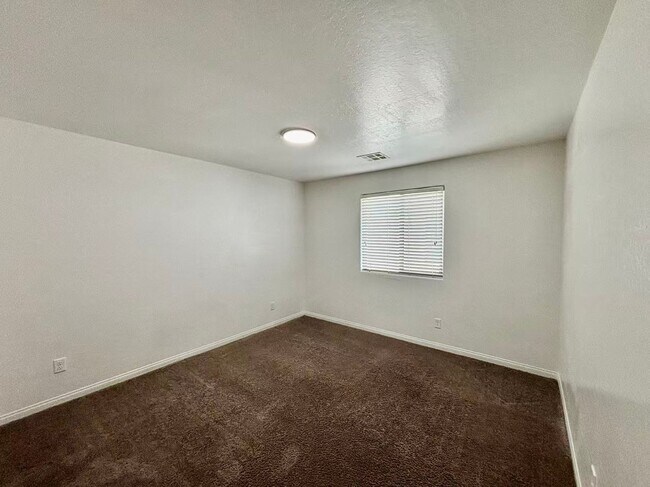 Building Photo - Nice two-story single-family home