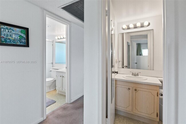 Building Photo - 431 Markham S