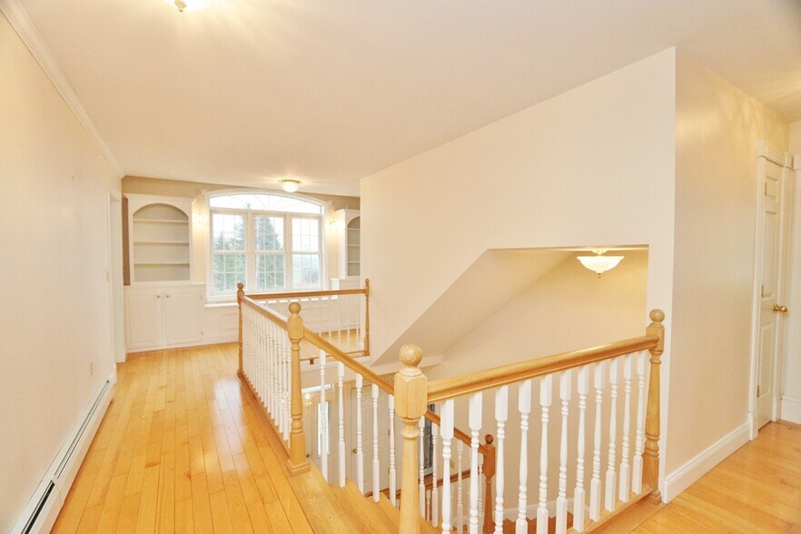 Building Photo - 21 Longmeadow Dr