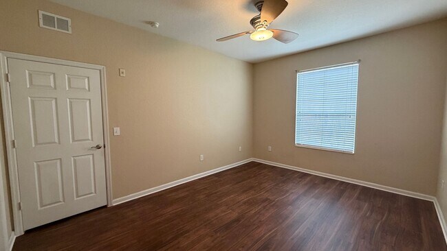 Building Photo - Cute 3/2 Condo in Horizons at Vista Lakes (Gated) with Updated Flooring and Front Parking Space